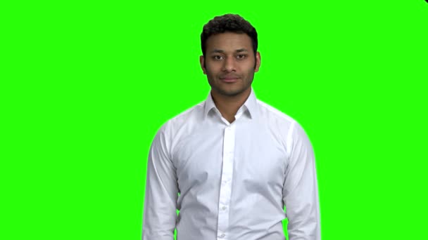Schöner Mann im weißen Hemd auf grünem Bildschirm. — Stockvideo