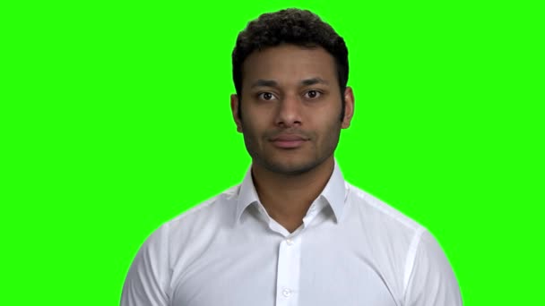 Веселый индийский бизнесмен на зеленом экране . — стоковое видео