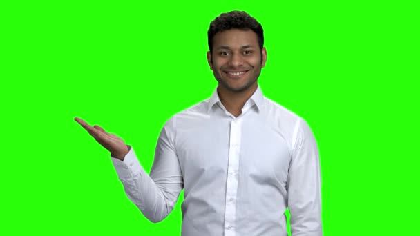 Hombre indio presentando algo con palma de mano abierta . — Vídeos de Stock