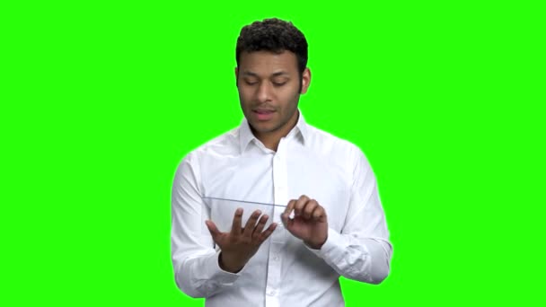 Üzletember hangszóró dolgozik futurisztikus digitális tabletta. — Stock videók