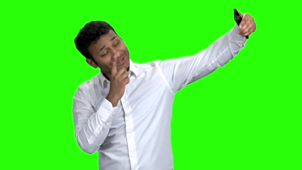 Bello uomo d'affari che si fa selfie con il cellulare . — Video Stock