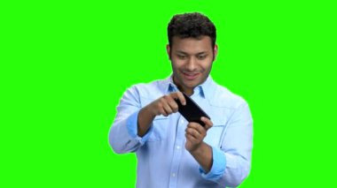 Heyecanlı iş adamı telefonuyla oyun oynuyor..