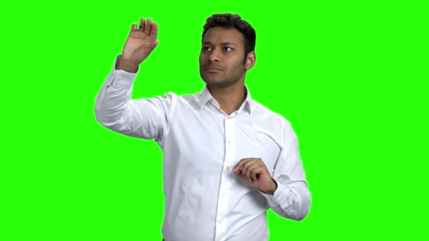 Ινδός επιχειρηματίας που εργάζεται με διαφανή εικονική οθόνη. — Αρχείο Βίντεο