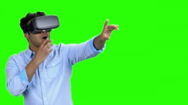 Sanal gerçeklik gözlüğü kullanan genç adam şaşırttı.