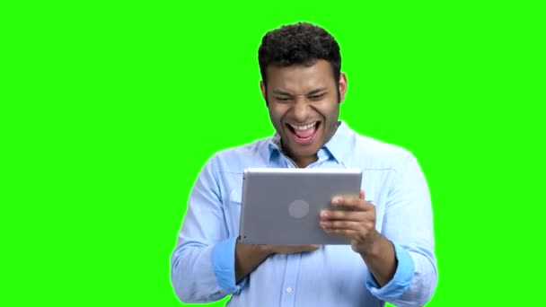 Uomo gioioso con tablet digitale sullo schermo verde . — Video Stock