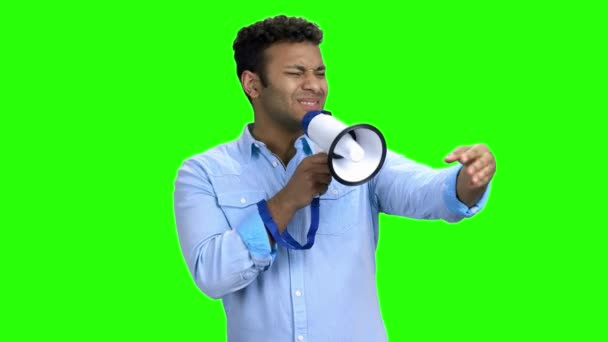 Homem carismático com megafone em Chroma Key fundo . — Vídeo de Stock