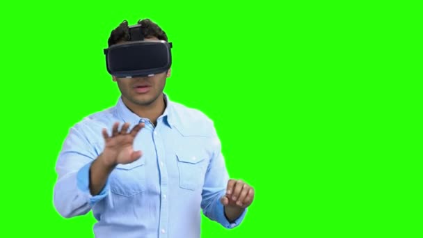 Assustado Asiático homem usando óculos VR . — Vídeo de Stock