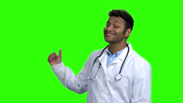 Joyeux médecin pointant vers l'espace de copie . — Video