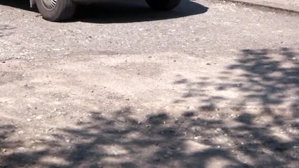 Rodas do carro na estrada danificada . — Vídeo de Stock