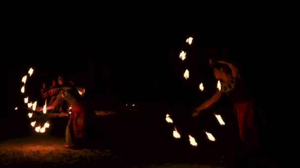 Eldshow med flammande ficklampor utomhus. — Stockvideo