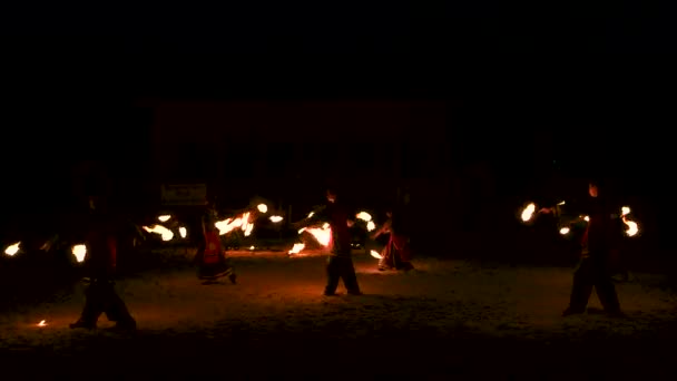 Yangın hileleri gösteren bir grup yangın sanatçıları. — Stok video