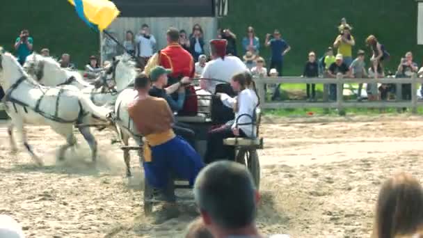 Pessoas montando um cavalo com a bandeira . — Vídeo de Stock