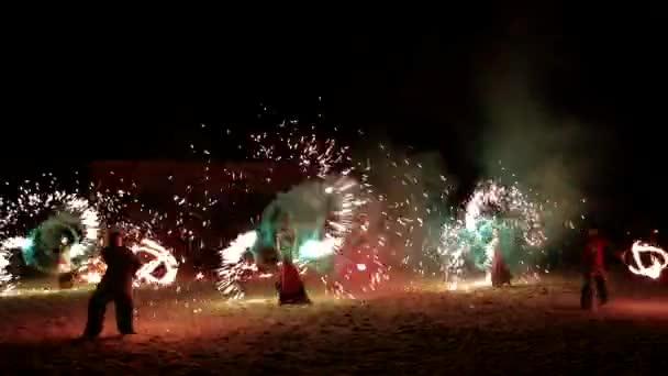 Show de fogo no parque de diversões Kievan Rus . — Vídeo de Stock