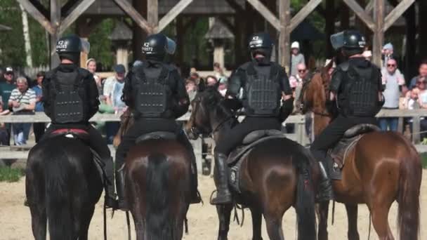 Vier politieagenten in uniformen rijden op paarden. — Stockvideo
