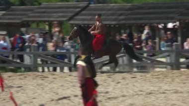 Yıllık festivalde binicilik gösterisi.