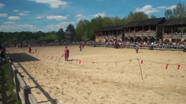 Spectacle équestre dans le parc récréatif Kievan Rus . — Video