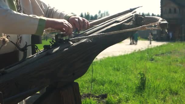 Mann mit uralter Armbrust in der alten Festung. — Stockvideo