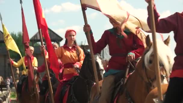 Mulheres montando a cavalo em um cavalo . — Vídeo de Stock