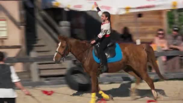 Équitation dans le parc Kievan Rus . — Video