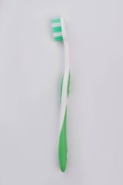 Beyaz arka plan üzerinde izole yeşil diş fırçası.