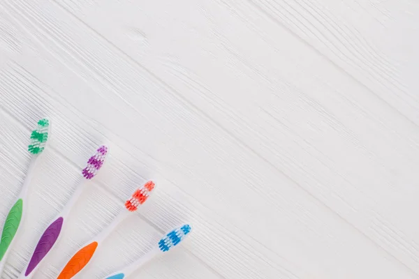 Groupe de brosses à dents colorées avec espace de copie . — Photo