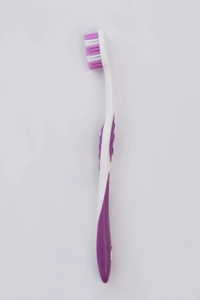 Cepillo dental púrpura aislado sobre fondo blanco . — Foto de Stock