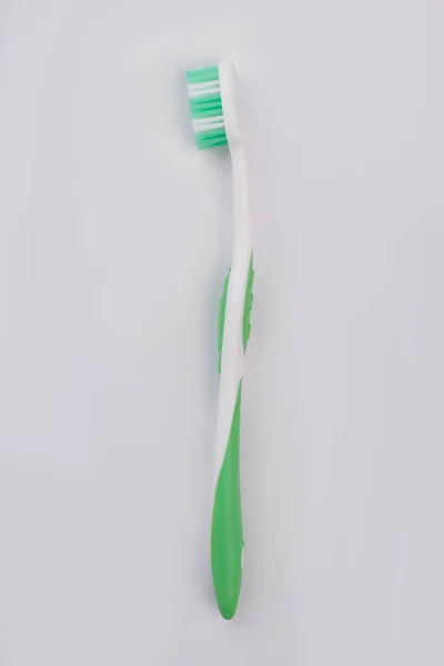 Grøn tandbørste isoleret på hvid baggrund . - Stock-foto