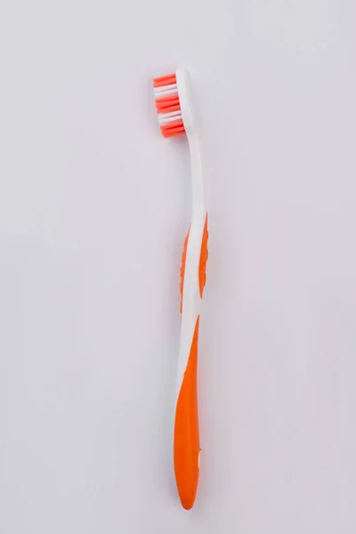 Cepillo de dientes naranja aislado sobre fondo blanco . — Foto de Stock