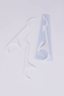 Beyaz arka planda tek kullanımlık plastik kürdan.