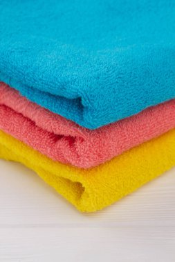 Renkli banyo havluları yığını yakın.