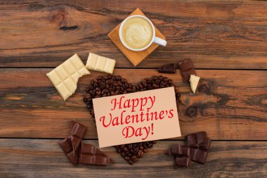 Sevgililer Günü için kahve çekirdekleri ile Kompozisyon.