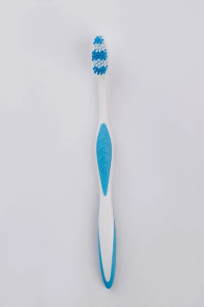 Cepillo de dientes azul sobre fondo de madera blanco . — Foto de Stock