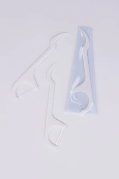Μιας πλαστικής οδοντογλυφίδας μίας χρήσης σε λευκό φόντο. — Φωτογραφία Αρχείου
