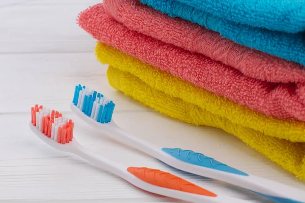 两把牙刷和一叠五颜六色的毛巾. — 图库照片
