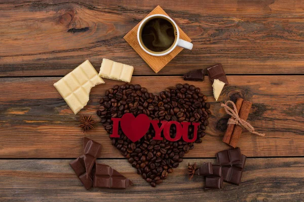 Romantische Komposition mit Kaffeebohnen. — Stockfoto