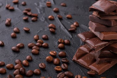 Çikolata bar ve kahve çekirdekleri arka plan yığını.