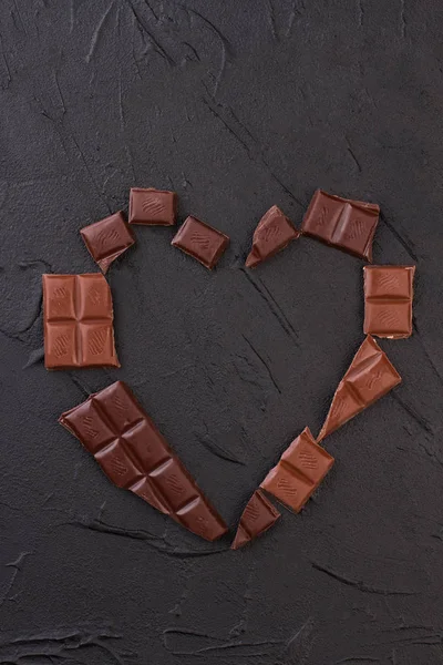 Heart made from chocolate pieces. — Stock Photo, Image