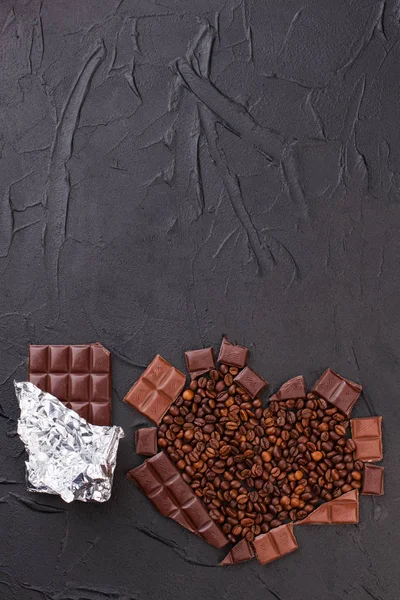 Chocolate bar and heart made from coffee beans. — Stock Photo, Image