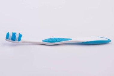Beyaz arka planda plastik diş fırçası.