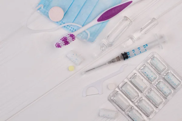 Verschiedene Werkzeuge für die Zahnpflege auf weißem Hintergrund. — Stockfoto