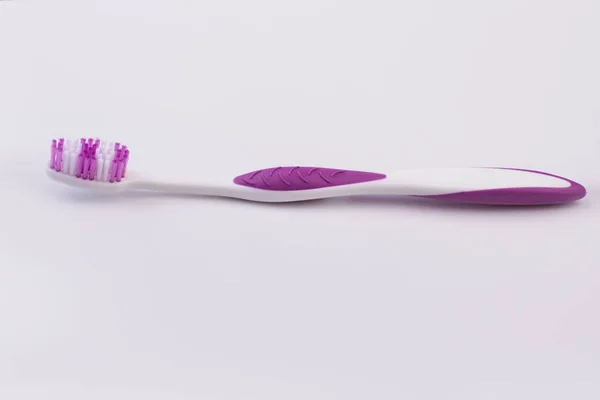 Nuevo cepillo dental sobre fondo blanco . — Foto de Stock