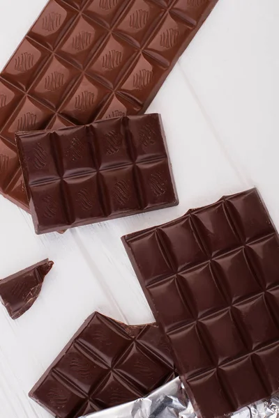 Csokoládé-bár fehér háttérrel, felülnézet. — Stock Fotó