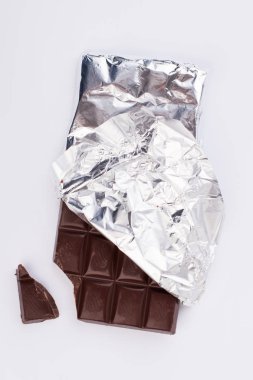 Folyoya sarılmış koyu çikolata, üstte.