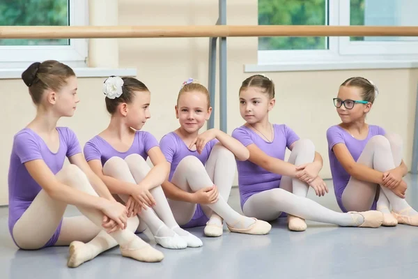Маленькие балерины сидят на полу . — стоковое фото
