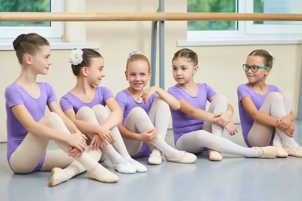 Cinque giovani ballerine sedute sul pavimento . — Foto Stock
