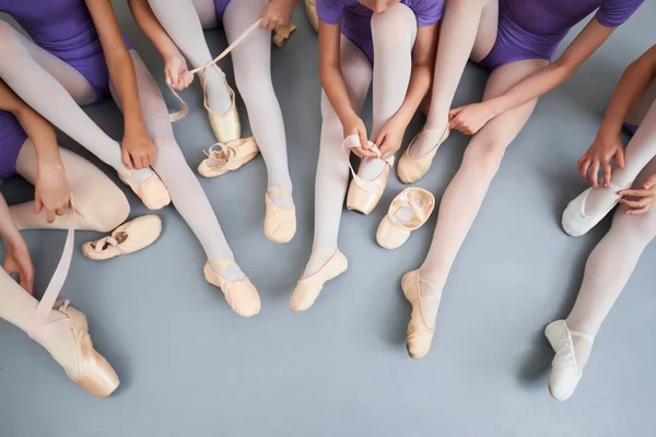 Ballerinas zakładanie Baletki. — Zdjęcie stockowe