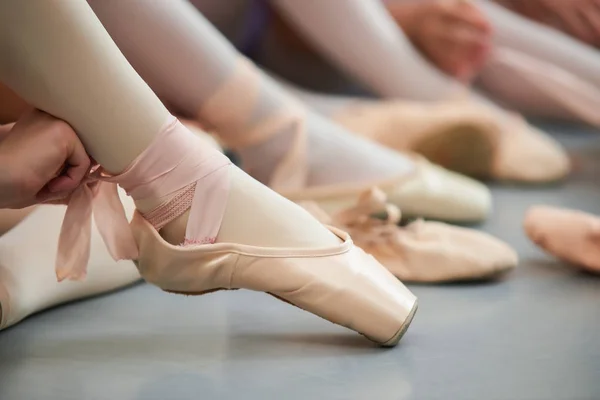Close up ballerina legatura scarpe da punta . — Foto Stock
