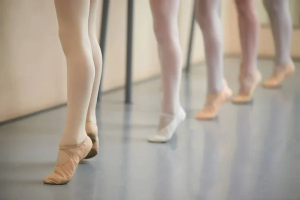 Pequeña bailarina piernas en zapatos puntiagudos . — Foto de Stock