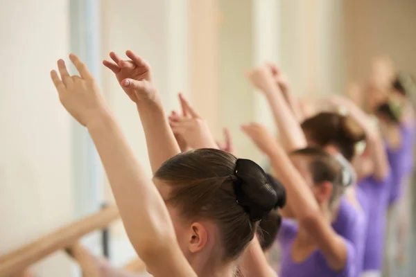 Bailarinas entrenando en clase, imagen recortada . — Foto de Stock
