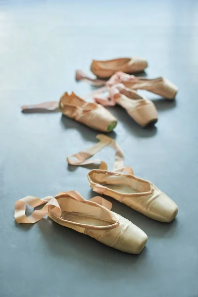 Old faceless pointe shoes on the floor. — Stok Foto